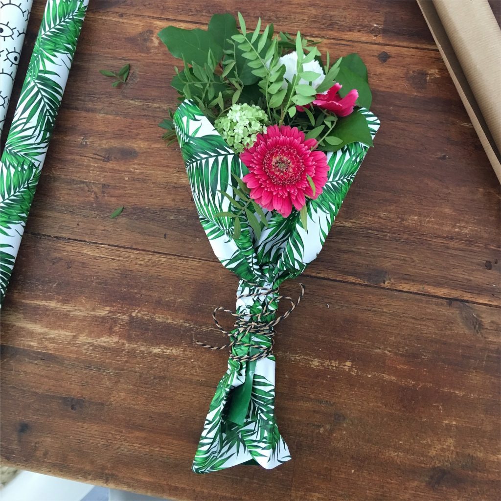 Blumentopf in folie einpacken