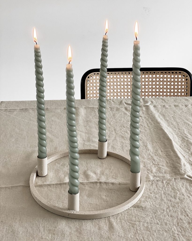 DIY Adventskranz aus Holzring und Kerzenhaltern sophiagaleria