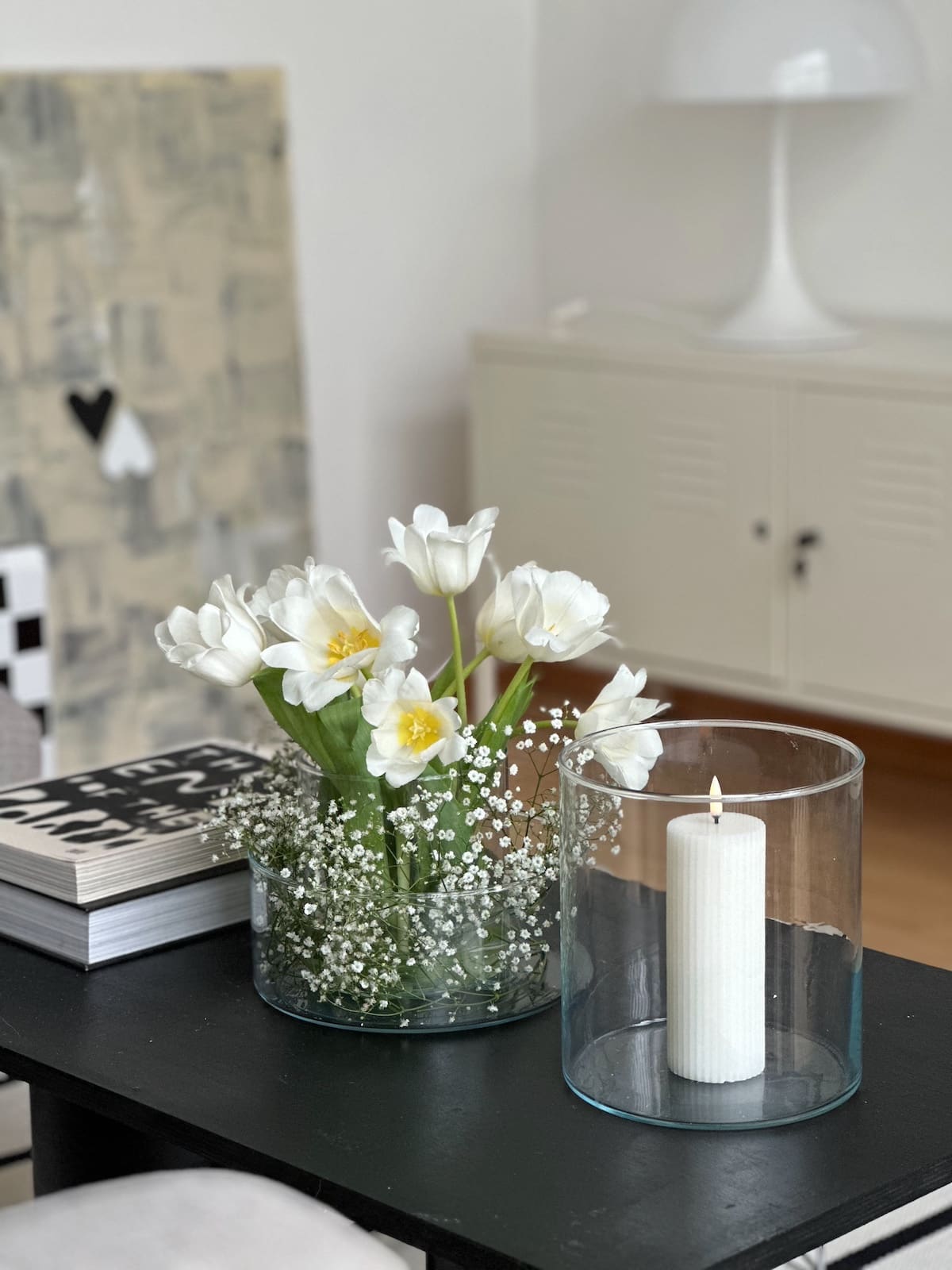 Frühlingsdeko mit Tulpen und Schleierkraut