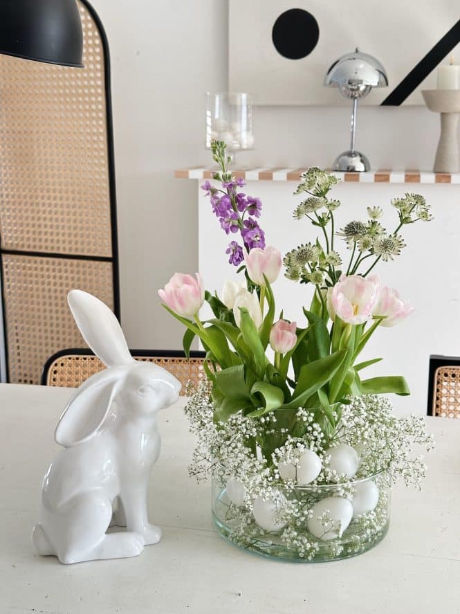Osterdeko mit Blumen