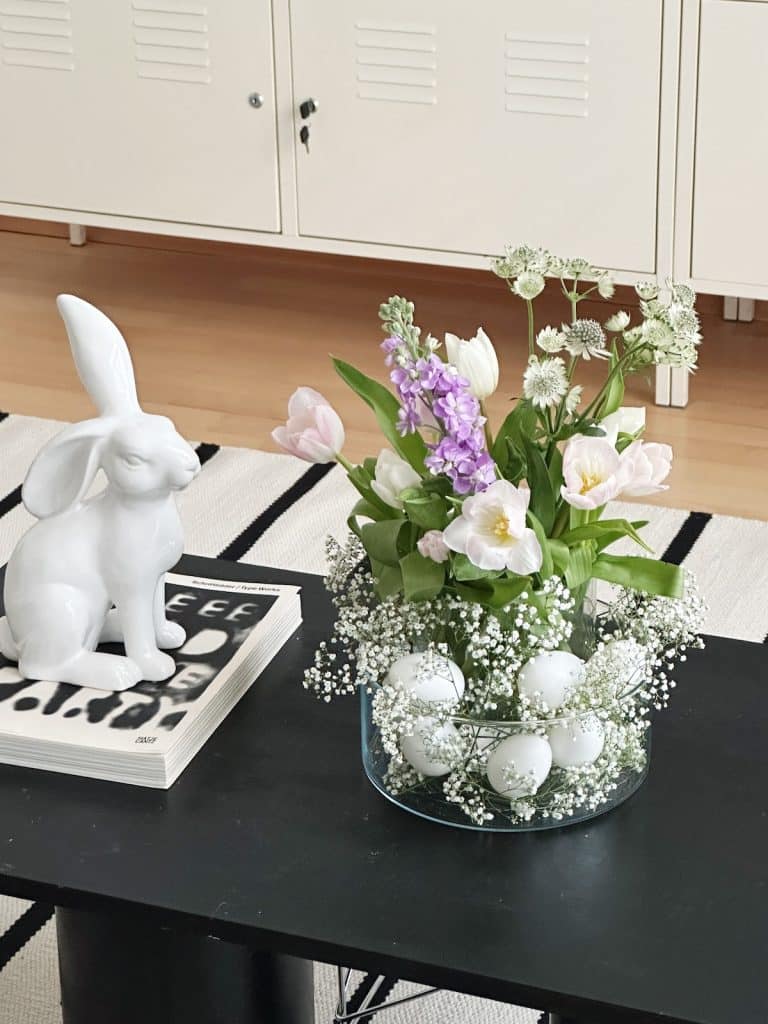 Osterdeko mit Blumen